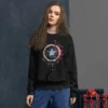 Sweatshirt preta com design do escudo do Capitão América, disponível na Loja Geek. Ideal para fãs da Marvel que procuram estilo e conforto