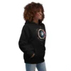 Hoodie preto com design do escudo do Capitão América, disponível na Loja Geek. Roupa geek estilosa e confortável.